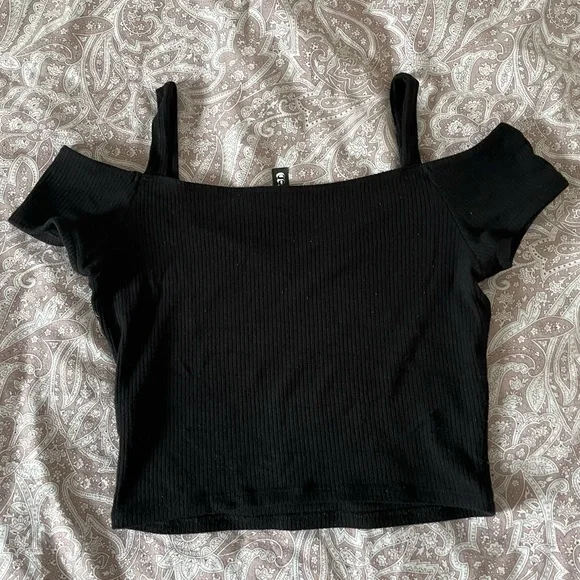Black Off-Shoulder Ribbed Garage Top - Picture 2 of 3